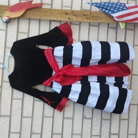 BLACK &. WHITE DRESS - Picture 8 of 11